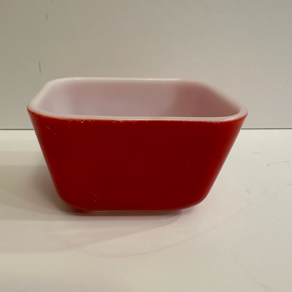 Vintage Pyrex 501 fridgie
1/2 cup
501 red❤️